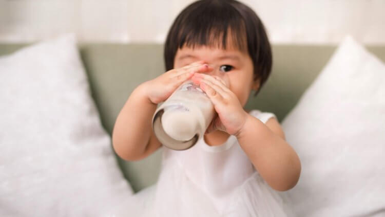 What are the most common food allergies in kids? Here are the top 8 food allergies, signs that your child may have a food allergy, plus how to prevent them.