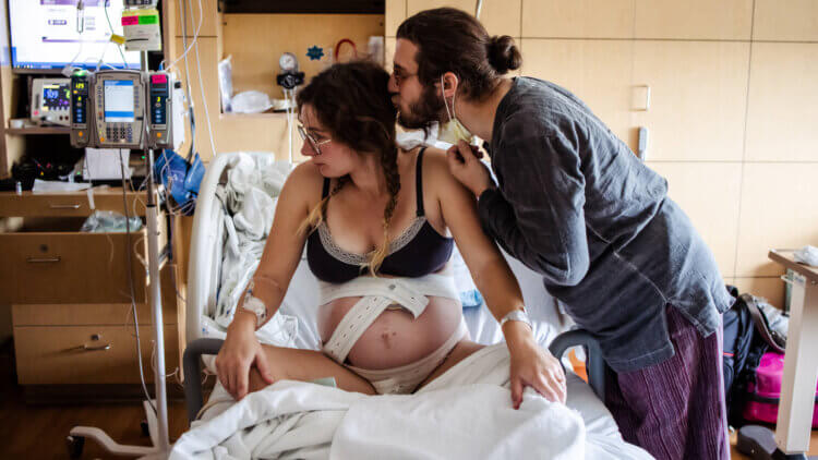 A natural hospital birth IS possible. Find out how you can prepare for a natural hospital birth without unnecessary interventions with these tips.