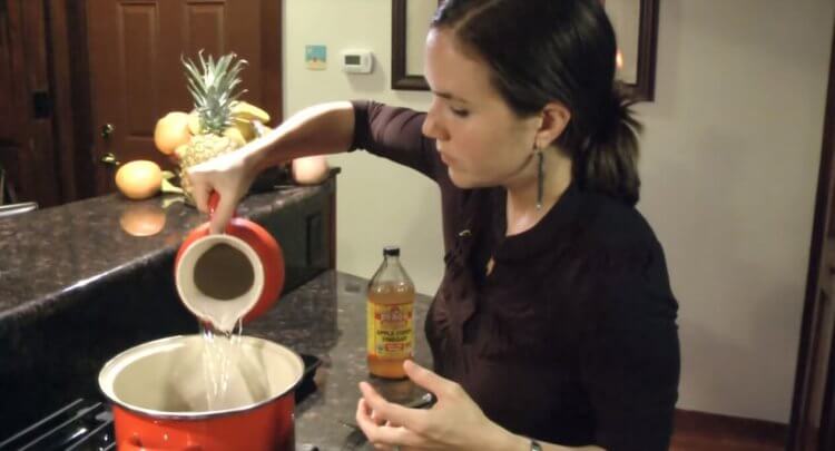 How to Make Chicken Stock From Scratch by Mama Natural Featured