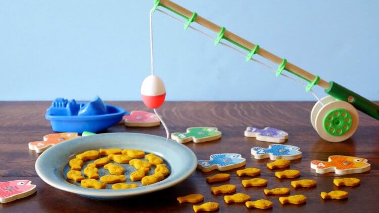 Here's a healthy homemade goldfish cracker recipe made with cassava flour and, yes, turmeric! Tastier than conventional goldfish, and kids love them!